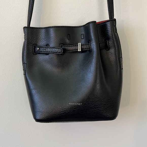 Red Interior Vegan Bucket Bag - Picture 2 of 3